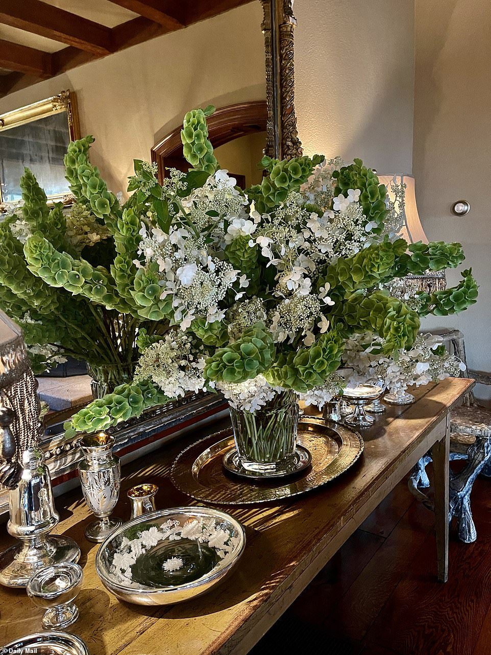 Oszałamiająca: osobowość telewizyjna ujawniła, że ​​jej najlepszy przyjaciel Kevin Sharkey wykonał ogromne kompozycje kwiatowe dla swojego domu z kwiatów z jej ogrodu, w tym hortensji, lwiej paszczy, lilii i lilii.