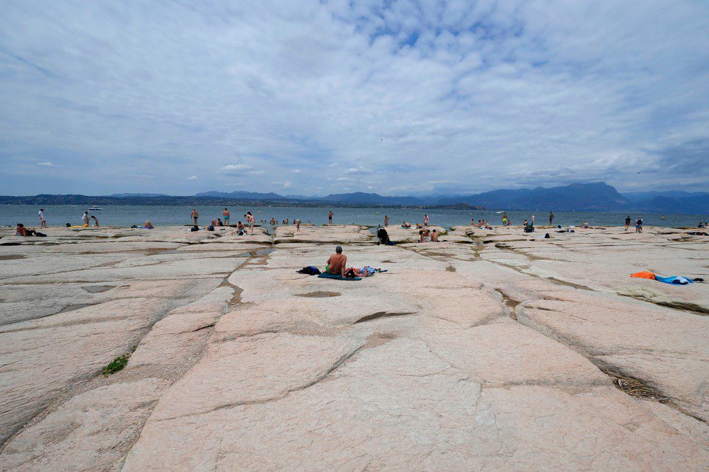 Turystów zszokowała zauważalna zmiana wyglądu wybrzeża jeziora Garda. 