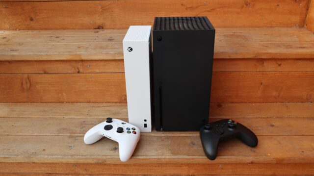 Xbox Series S (po lewej), obok Xbox Series X (po prawej).  Ten pierwszy nie jest tak potężny i brakuje mu napędu, ale nadal ma swoje zastosowania jako przystępny cenowo punkt wejścia do najnowszej generacji gier.