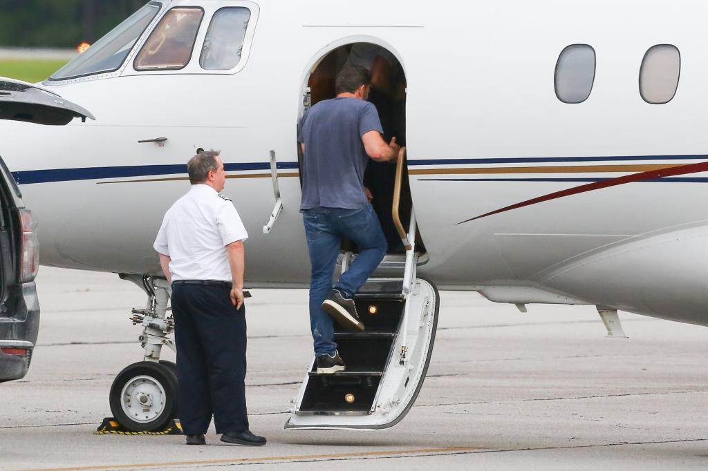 Ben Affleck wysadza dzieci na prywatnym lotnisku w Savannah po weselu