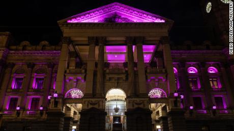 Ratusz w Melbourne zmienia kolor na różowy 9 sierpnia.