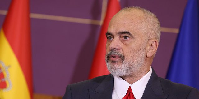 Premier Albanii Edi Rama przemawia na wspólnej konferencji prasowej ze swoim hiszpańskim odpowiednikiem Pedro Sanchezem, którego nie pokazano w Tiranie w Albanii 1 sierpnia 2022 r. 