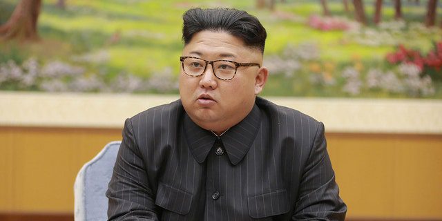 To zdjęcie zrobione 3 września 2017 r. i opublikowane przez oficjalną Koreańską Centralną Agencję Informacyjną (KCNA) 4 września 2017 r. pokazuje przywódcę Korei Północnej Kim Dzong Una na spotkaniu. 