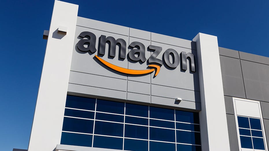Logo Amazon na budynku
