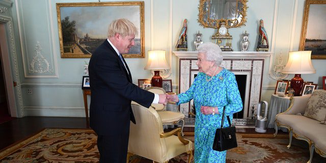 Królowa Elżbieta II wita Borisa Johnsona podczas spotkania w Pałacu Buckingham, gdzie 24 lipca 2019 r. oficjalnie przedstawi go jako nowego premiera w Londynie. 