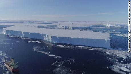 Statek badawczy US Antarctic Program Nathaniel B Palmer operuje w 2019 roku w pobliżu wschodniego szelfu lodowego w Thwaites.