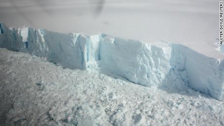 Zdjęcia satelitarne pokazują, że największa na świecie pokrywa lodowa rozpada się szybciej niż wcześniej sądzono