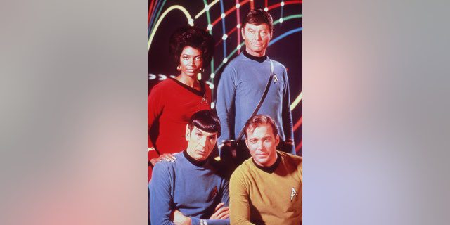 Zgodnie z ruchem wskazówek zegara od góry po lewej: Nichelle Nichols, DeForest Kelley, William Shatner i Leonard Nimoy w serialu telewizyjnym "Star Trek" około 1969.