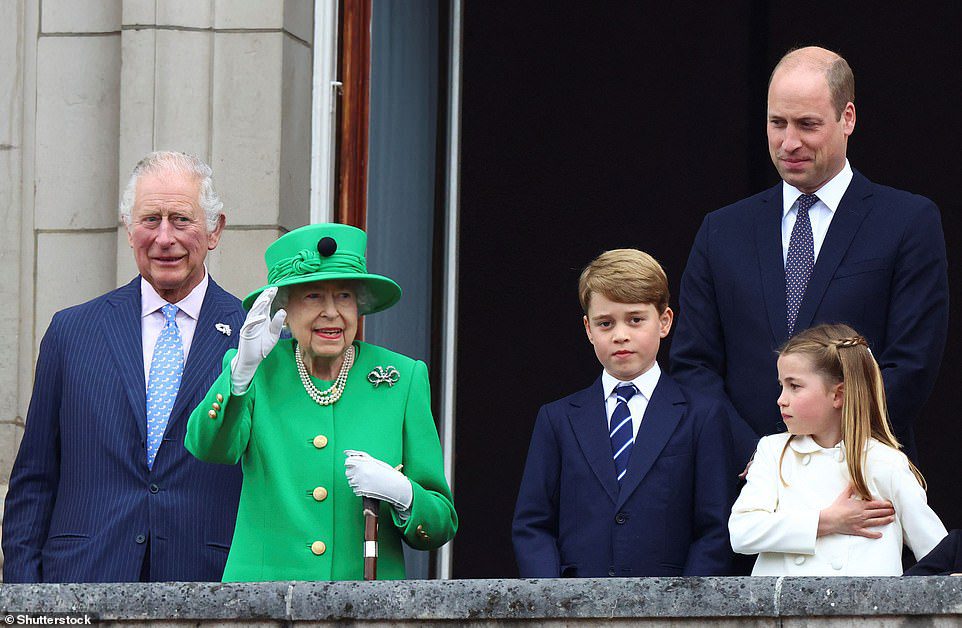 Książę William jest teraz następcą tronu Wielkiej Brytanii po przejęciu księcia Karola po śmierci królowej Elżbiety II.  Powyżej: Królowa na balkonie Pałacu Buckingham z księciem Karolem, księciem Williamem i jego dziećmi, księciem Jerzym i księżniczką Charlotte podczas Konkursu Platynowego Jubileuszu w czerwcu