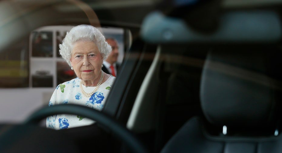 Królowa Elżbieta wygląda przez okno Range Rovera