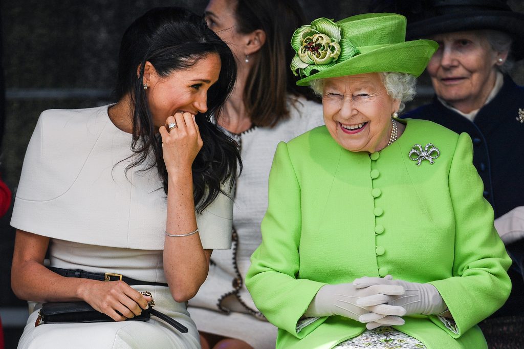 Królowa Elżbieta II siedzi i śmieje się z Meghan, księżną Sussex podczas ceremonii otwarcia nowego mostu Mersey Gateway 14 czerwca 2018 r. w miejscowości Widnes w Halton, Cheshire, Anglia.