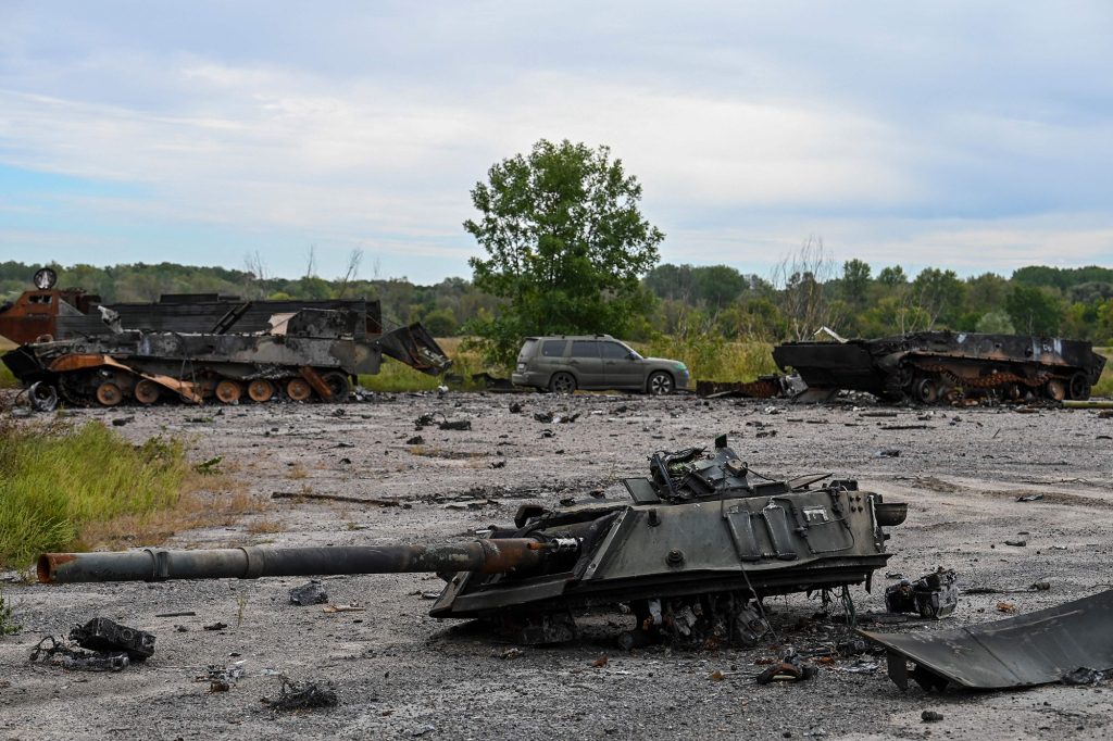 To zdjęcie zrobione w Bałaklia w obwodzie charkowskim 10 września 2022 r. przedstawia zniszczony czołg wojskowy.
