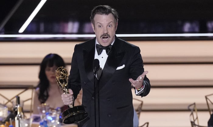 Jason Sudeikis odbiera nagrodę Emmy dla najlepszego głównego aktora w serialu komediowym Teda Lassa.