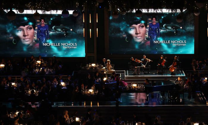 John Legend wykonuje zdjęcia zmarłej Nichelle Nichols podczas klipu 