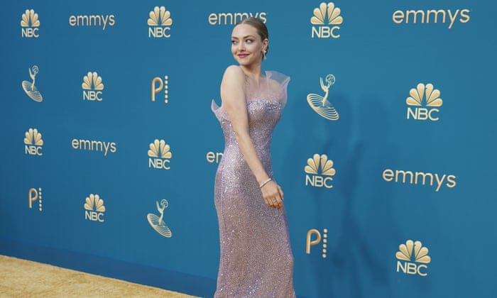 Amanda Seyfried przybywa na 74. Primetime Emmy Awards w poniedziałek, 12 września 2022 roku, w Microsoft Theater w Los Angeles.  (Zdjęcie AP/Jae C. Hong)