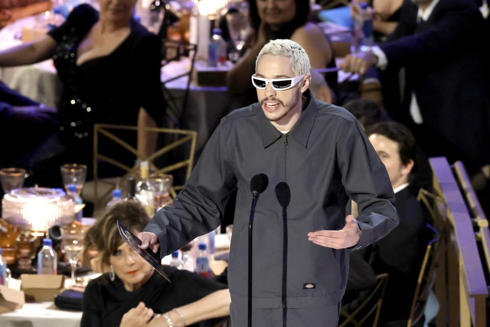 LOS ANGELES, CA - 12 września: Pete Davidson przemawia na scenie podczas 74. Primetime Emmys Awards w Microsoft Theater w dniu 12 września 2022 w Los Angeles w Kalifornii.  (Zdjęcie: Kevin Winter/Getty Images)