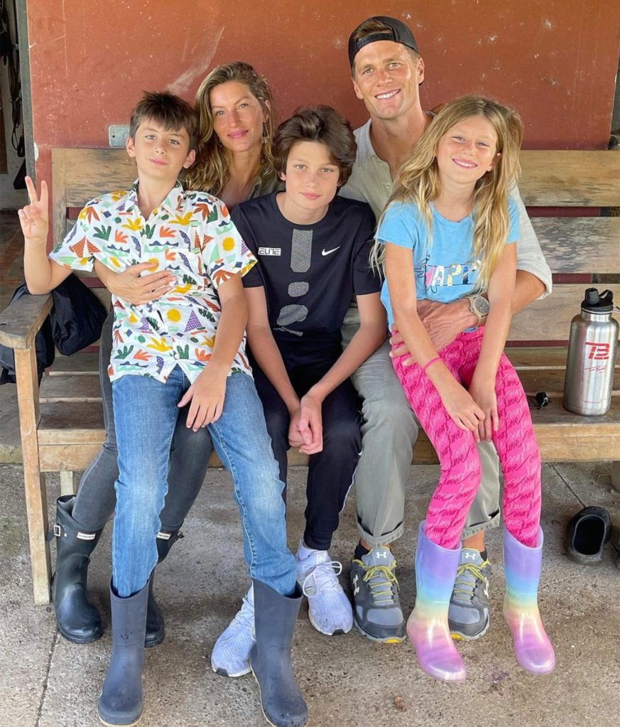 Tom Brady i Gisele Bundchen z rodziną w sierpniu 2021 r.