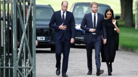 William i Harry dołączą do króla Karola w cichej procesji za trumną królowej