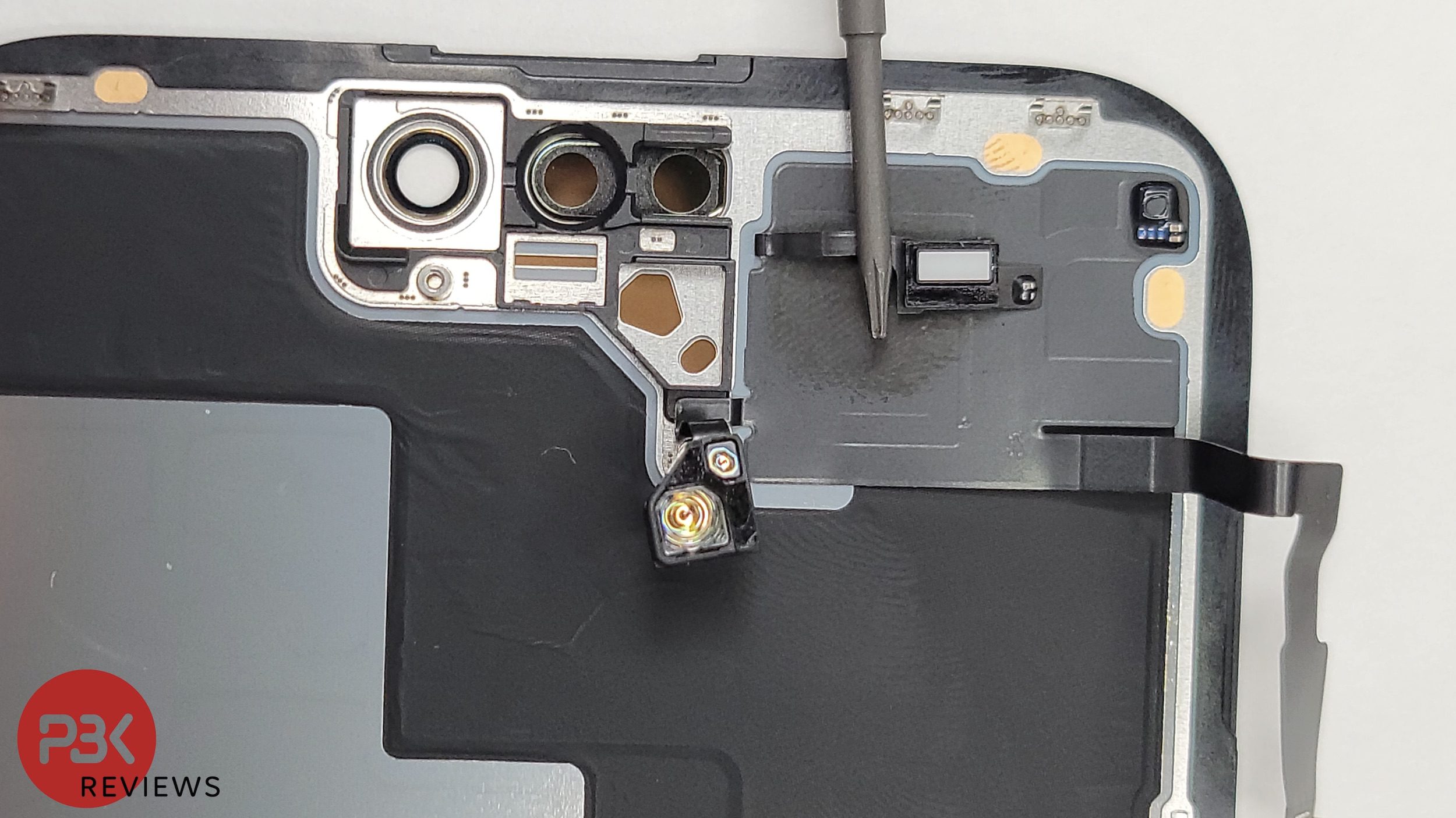 Wczesne rozłożenie iPhone’a 14 Pro Max daje nam pierwsze spojrzenie na wewnętrzne komponenty telefonu.