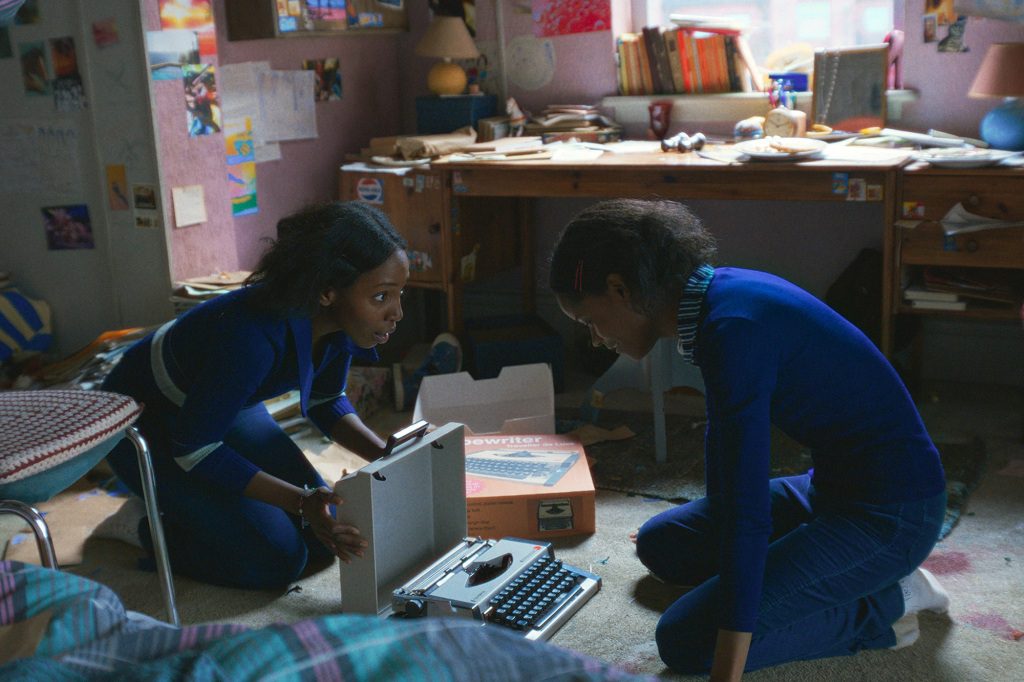 Tamara Lawrence (z lewej) i Letitia Wright przenoszą niepokojącą historię June i Jennifer Gibbons na duży ekran w The Silent Twins w kinach w piątek.