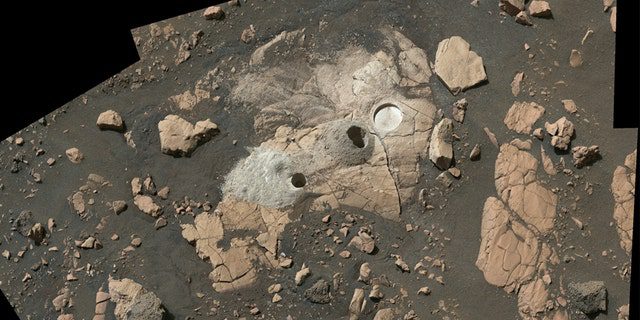 Ta mozaika składa się z wielu zdjęć z sondy Marsa NASA i pokazuje skaliste wychodnie zwane "Grzbiet dzikiego kota" Łazik wydobył dwa skaliste rdzenie i wydrapał okrągłą łatę, aby sprawdzić skład skały. 