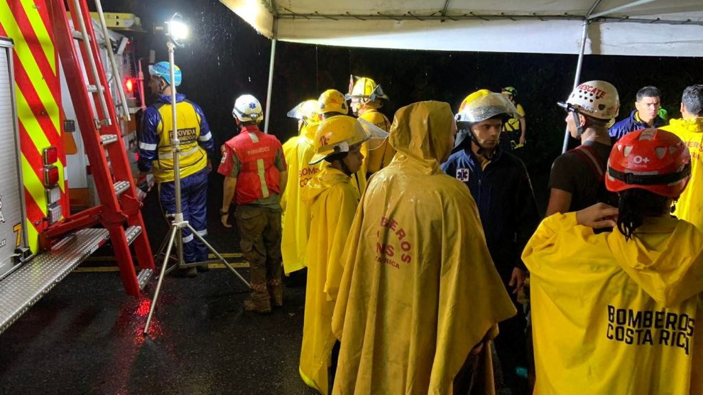 Ekipy ratunkowe przybywają na miejsce, gdzie autobus zabił dziewięć osób po tym, jak rozbił się w Cambronero 17 września 2022 roku.