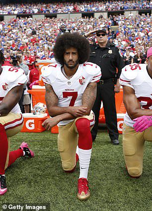 Protest: Byli 49ers z San Francisco odmówili udziału w amerykańskim hymnie na początku igrzysk w proteście przeciwko brutalności policji i nierówności rasowej.  Po tym, jak został wolnym agentem, nie oczekiwano od niego żadnej różnicy