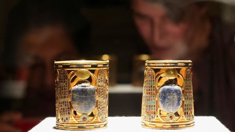 Odwiedzający oglądają artefakty wystawione w Muzeum Egipskim, gdy egipskie Ministerstwo Turystyki i Starożytności obchodzi we wtorek w Kairze Światowy Dzień Turystyki. 