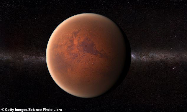 W przeciwieństwie do lądolodów Ziemi, pod którymi znajdują się duże jeziora lodowcowe i kanały wodne, uważa się, że polarne czapy lodowe Marsa zamarzły na stałe aż do skał bazowych z powodu mroźnego klimatu czerwonej planety.  Średnia temperatura na Marsie spada do -81 stopni Fahrenheita, ale zimą na biegunach może spaść do -220 stopni Fahrenheita.