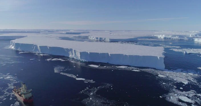 Statek badawczy na wodzie wzdłuż krawędzi wschodniego szelfu lodowego Thwaites na Antarktydzie.