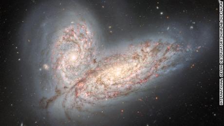 Nowy obraz zderzających się galaktyk pokazuje los Drogi Mlecznej