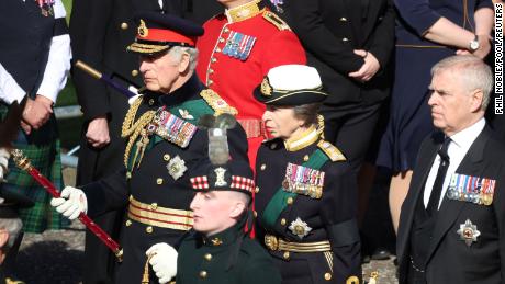 Król Karol, księżniczka Anna i książę Andrzej idą za dzwonem niosąc trumnę królowej Elżbiety II w Edynburgu w Szkocji.