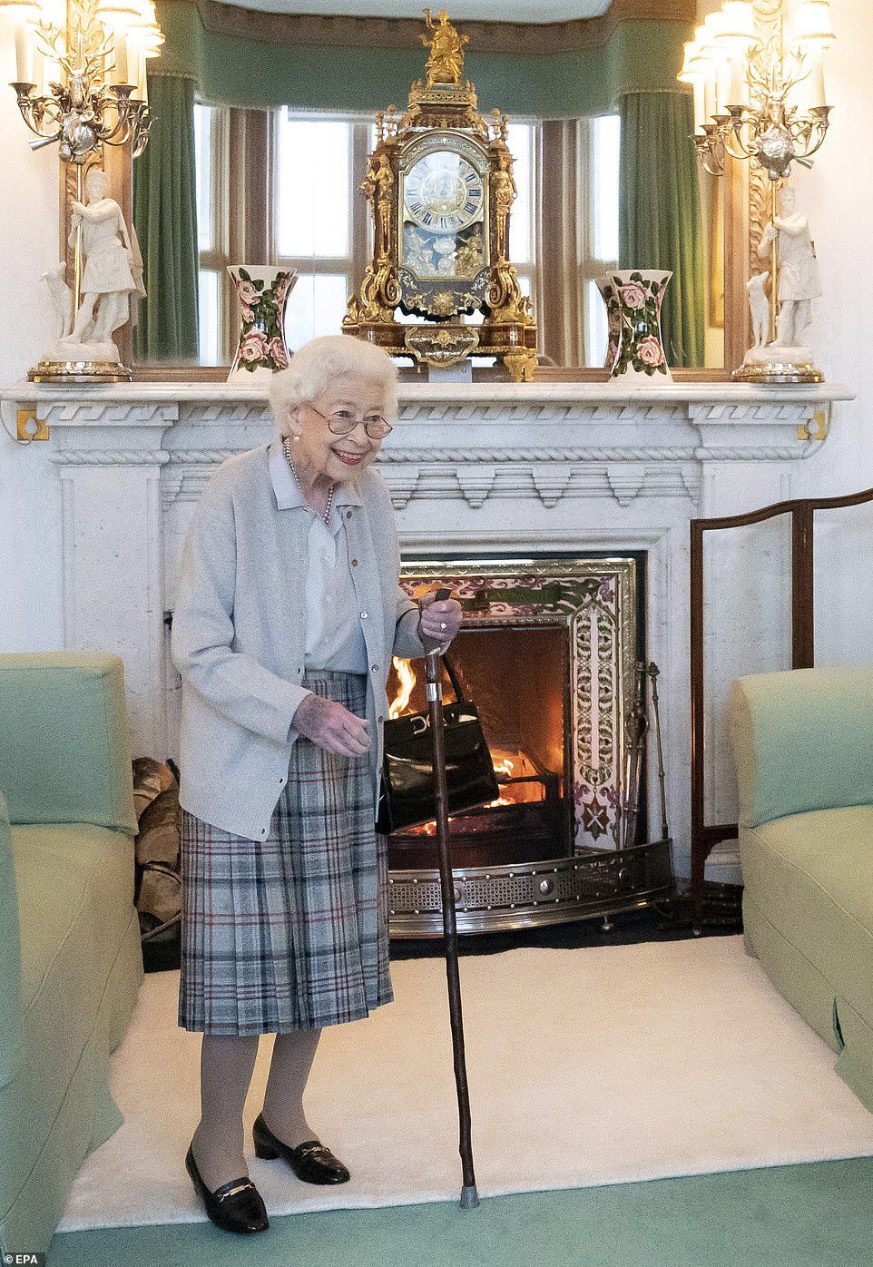 ŻYCIE SŁUŻBOWE: Królowa, z laską i siniakiem na dłoni, uśmiecha się we wtorek, gdy przyjmuje ustępującego premiera Borisa Johnsona i jego następczynię Liz Truss.