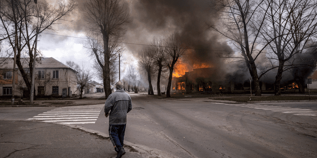 Mężczyzna idzie ulicą w Siewierodoniecku na wschodzie Ukrainy po zamachu bombowym 