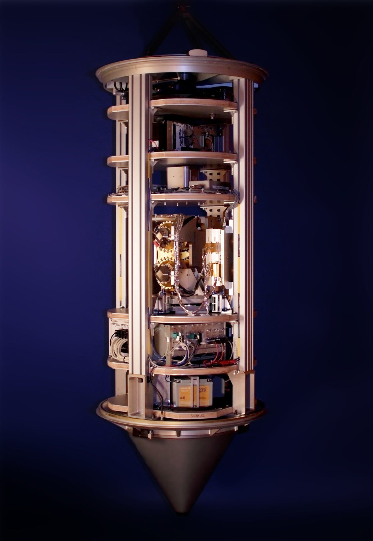 Brązowy cylindryczny korpus zawierający instrumenty naukowe ze spiczastym dnem
