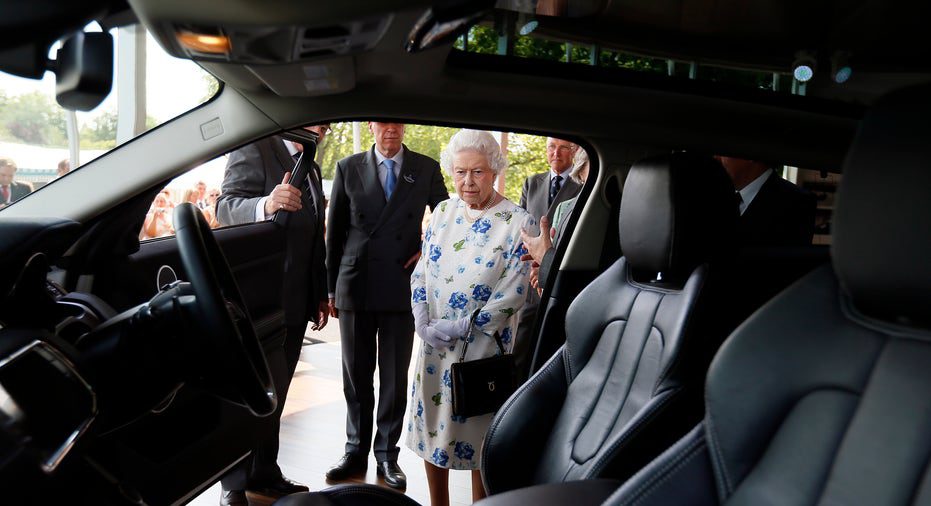 Królowa Elżbieta patrzy na Range Rovera