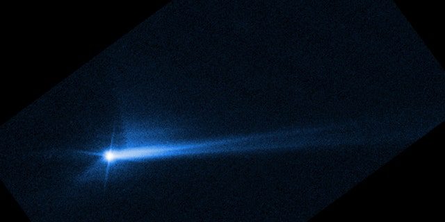 Te zdjęcia z Kosmicznego Teleskopu Hubble'a NASA 8 października 2022 roku pokazują szczątki eksplodujące z powierzchni Demorphos 285 godzin po celowej kolizji asteroidy z sondą Dart NASA 26 września. 