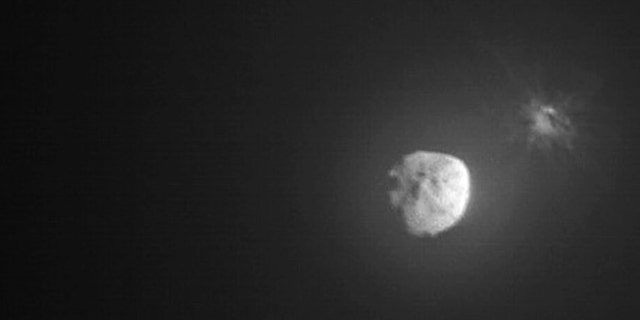 Na tym zdjęciu dostarczonym przez NASA szczątki są wyrzucane z asteroidy Demorphos, po prawej, kilka minut po celowym zderzeniu misji NASA Dual Asteroid Redirection Test (DART) 26 września 2022 r., przechwyconej przez pobliską włoską agencję kosmiczną LICIACube.  We wtorek 5 października 2022 r. NASA poinformowała, że ​​sonda z powodzeniem zmieniła swoją orbitę. 