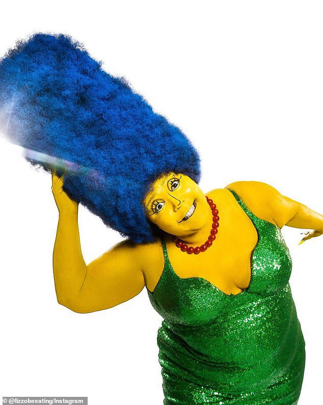 Ogromna peruka: nosiła też długie niebieskie włosy Marge, czerwony naszyjnik z pereł i czerwone szpilki
