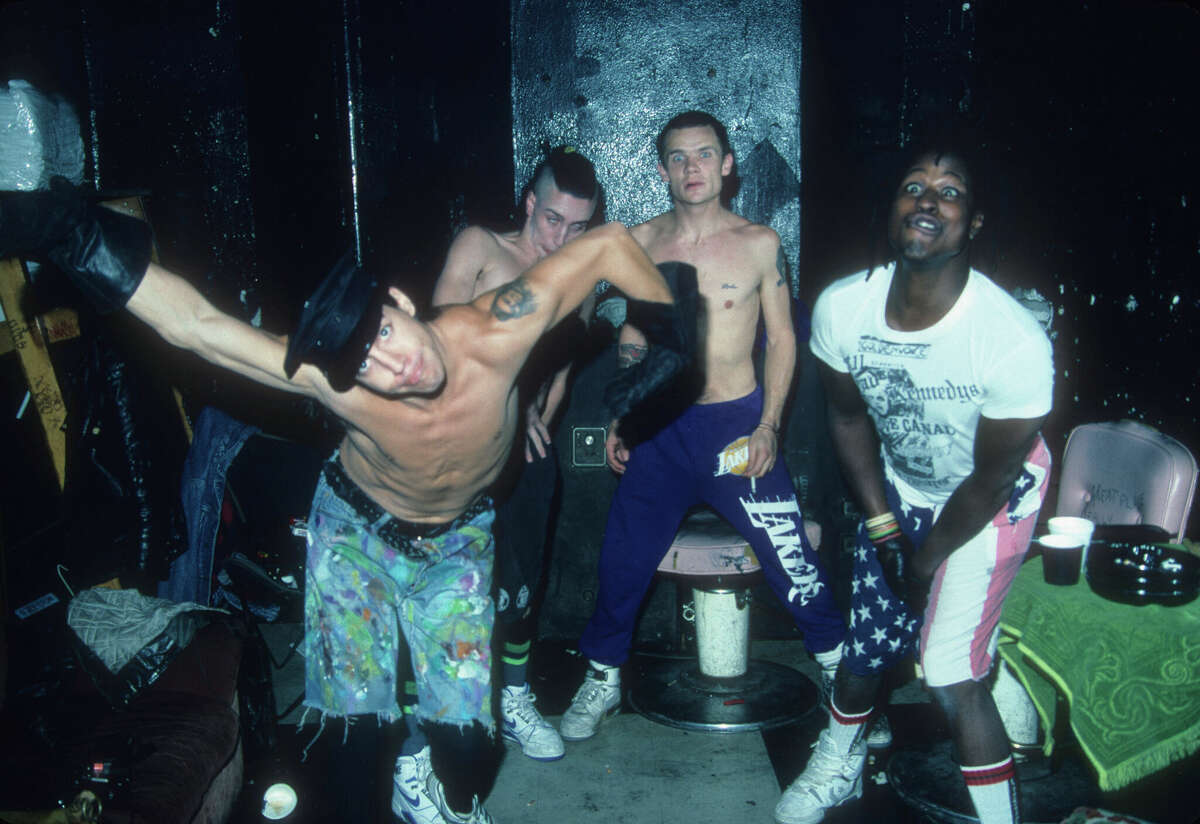 Red Hot Chili Peppers (LR) Anthony Kiedis, John Frusciant, Michael "pchła" Balzary, DH Peligro pozuje do zdjęcia zza kulis w klubie nocnym First Avenue w Minneapolis w stanie Minnesota 16 listopada 1988 r. 
