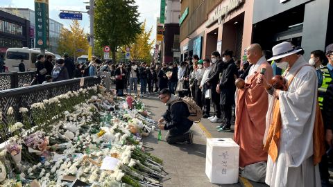 Żałobnicy upamiętniają ofiary śmiertelnego tłumu Halloween w Seulu 31 października 2022 r. 