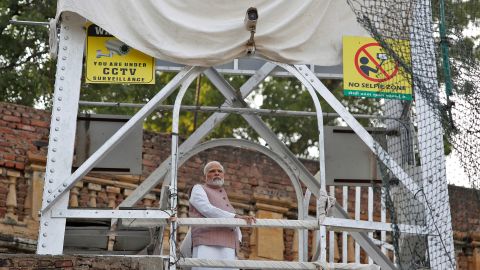 Premier Indii Narendra Modi odwiedził we wtorek miejsce śmiertelnego zawalenia się mostu w zachodnich Indiach. 