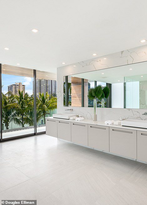 OTWARTE: Okna sięgające od podłogi do sufitu zostały dodane do projektu najbardziej oszałamiającej rezydencji w Miami