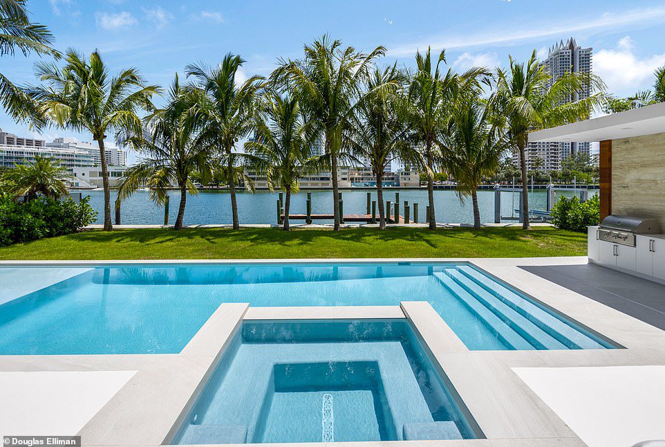 Tropikalna ucieczka: na rozległym, wysadzanym palmami podwórku znajduje się duży basen i spa