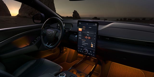 Mustang Mach-E oferuje trzy wyjątkowe wrażenia dźwiękowe w kabinie - Szept, Zaangażowanie i Nieokiełznanie.