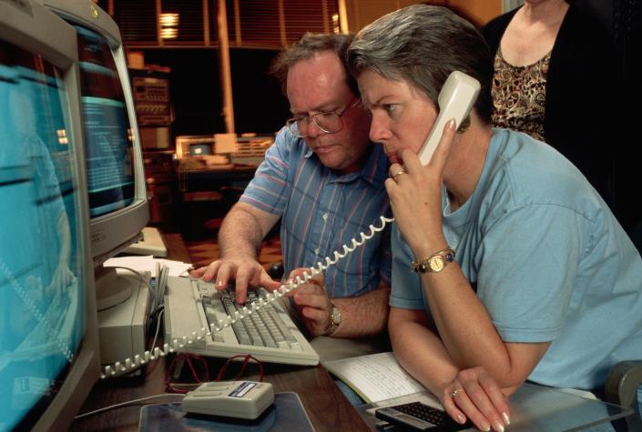 Astronomowie Larry Webster i Jill Tarter obserwują ekrany komputerów w obserwatorium 10 października 1992 roku. Pracują nad rozpoczęciem poszukiwań śladów życia pozaziemskiego.