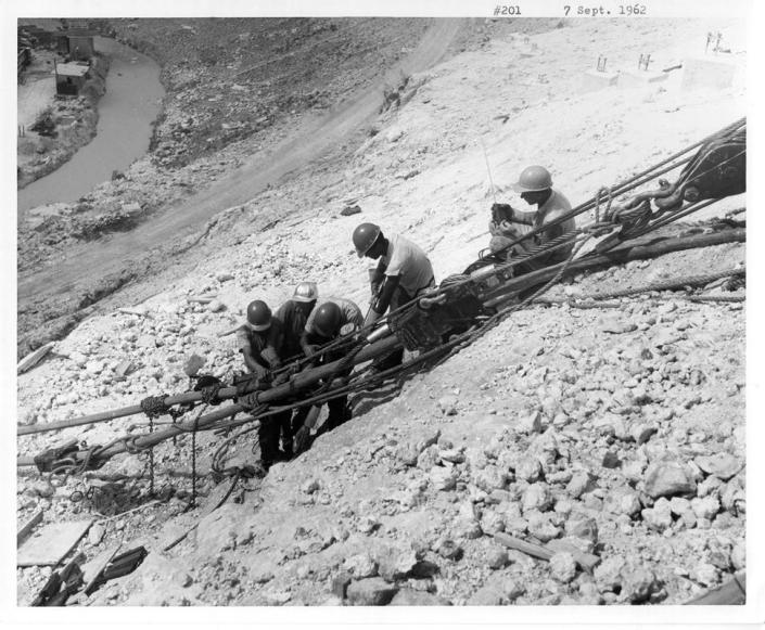 Robotnicy wiązujący i podnoszący liny podtrzymujące platformę we wrześniu 1962 r.