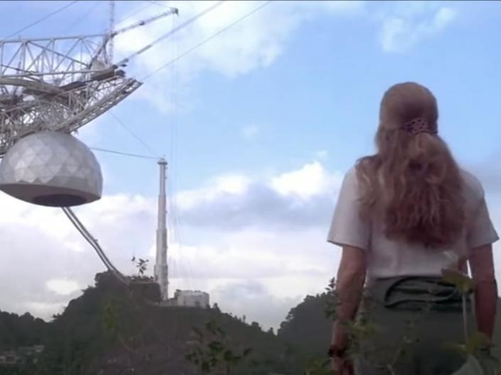 Zrzut ekranu Jimmy'ego Fostera z filmu ";  Kontakt & quot;  Patrząc na Obserwatorium Arecibo