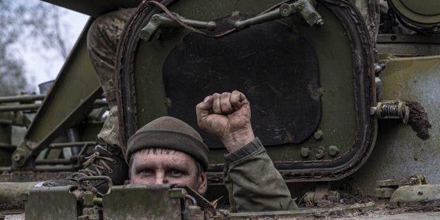 Siły ukraińskie w Izyum, obwód charkowski, Ukraina, po wycofaniu wojsk rosyjskich z miasta 16 września 2022 r.
