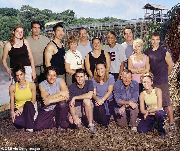 Tropikalny: sezon Survivor Sexton z 2003 roku został nakręcony w pobliżu Amazonki w Brazylii;  Na zdjęciu w pierwszym rzędzie, drugi od prawej